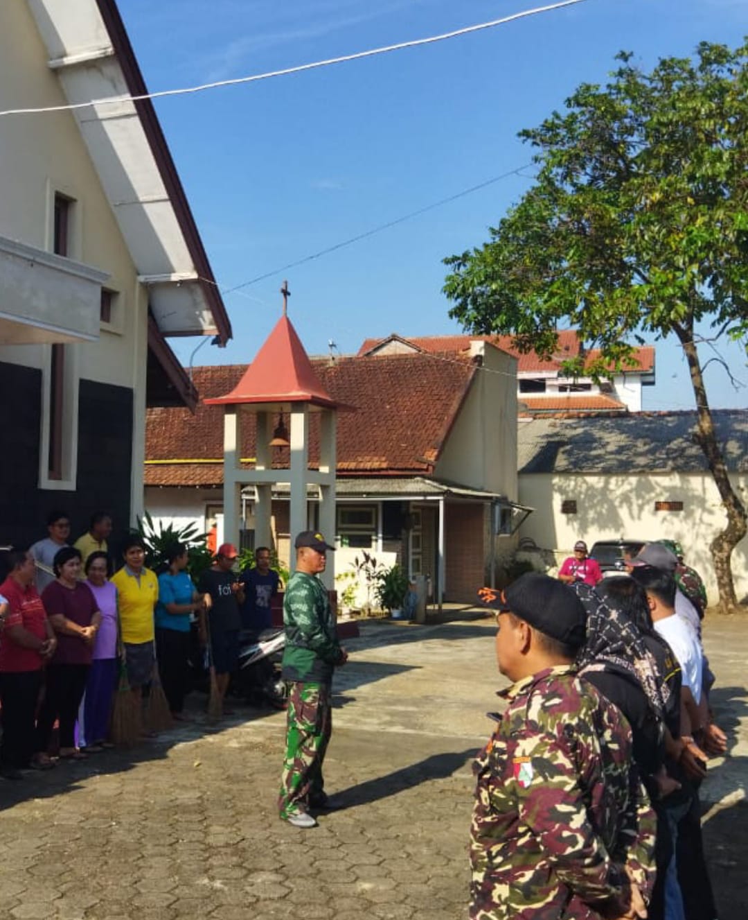 Resik-Resik Tempat Ibadah, TNI dan Masyarakat Solid Rayakan HUT TNI dan Kodam Diponegoro