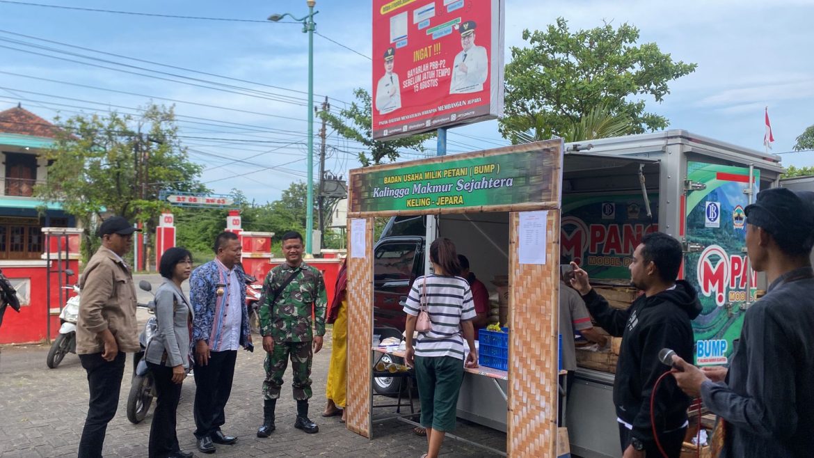 Babinsa Kelurahan Ujung Batu Monitoring Kegiatan Gerakan Pangan Murah