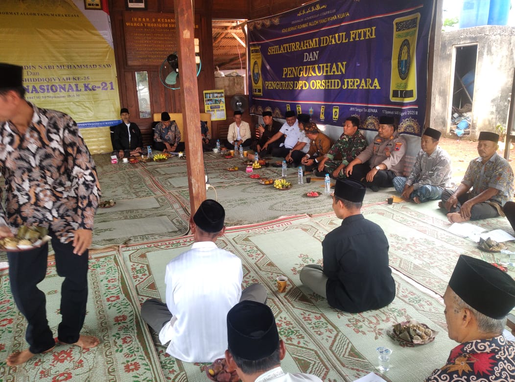 Babinsa Koramil 02/Kedung Hadiri Kegiatan Santunan Nasional dan Tasyakuran Maulid Nabi Serta HUT DHIBRA Syiddiqiyah ke-25 di Desa Tanggul Tlare