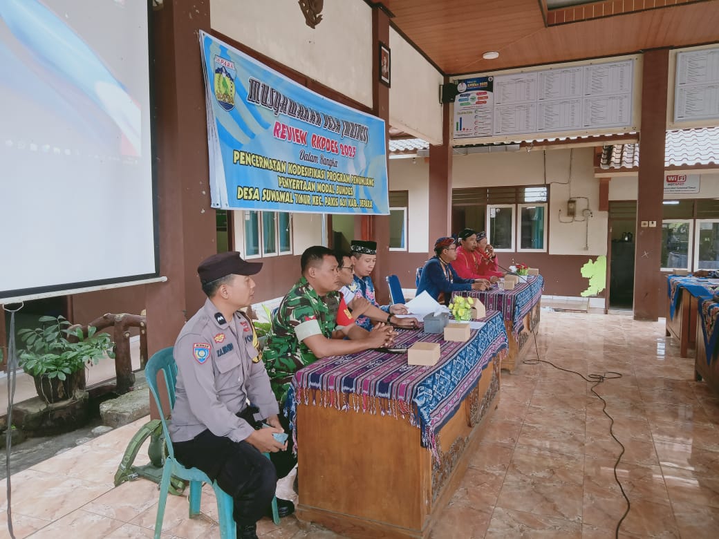 Babinsa Suwawal Timur Hadiri Musdes Review RKPDes 2025 dan Pembahasan Penyertaan Modal BUMDes