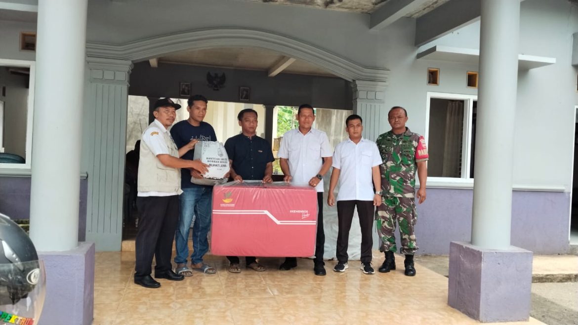 Babinsa Desa Bungu Dampingi Penyaluran Bantuan Korban Angin Kencang