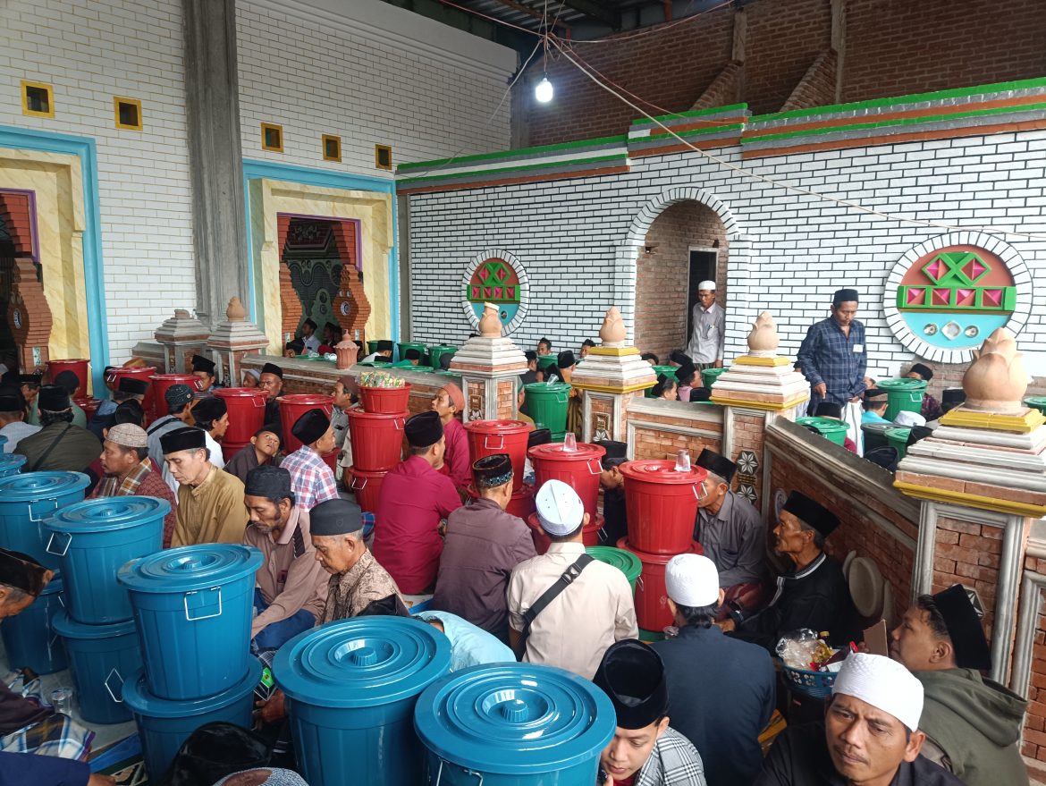 Tradisi Muludan Pesantren Kebon Syarif Cibogo Jadi Magnet Ribuan Jamaah, Ember Berkat Jadi Simbol Kebersamaan