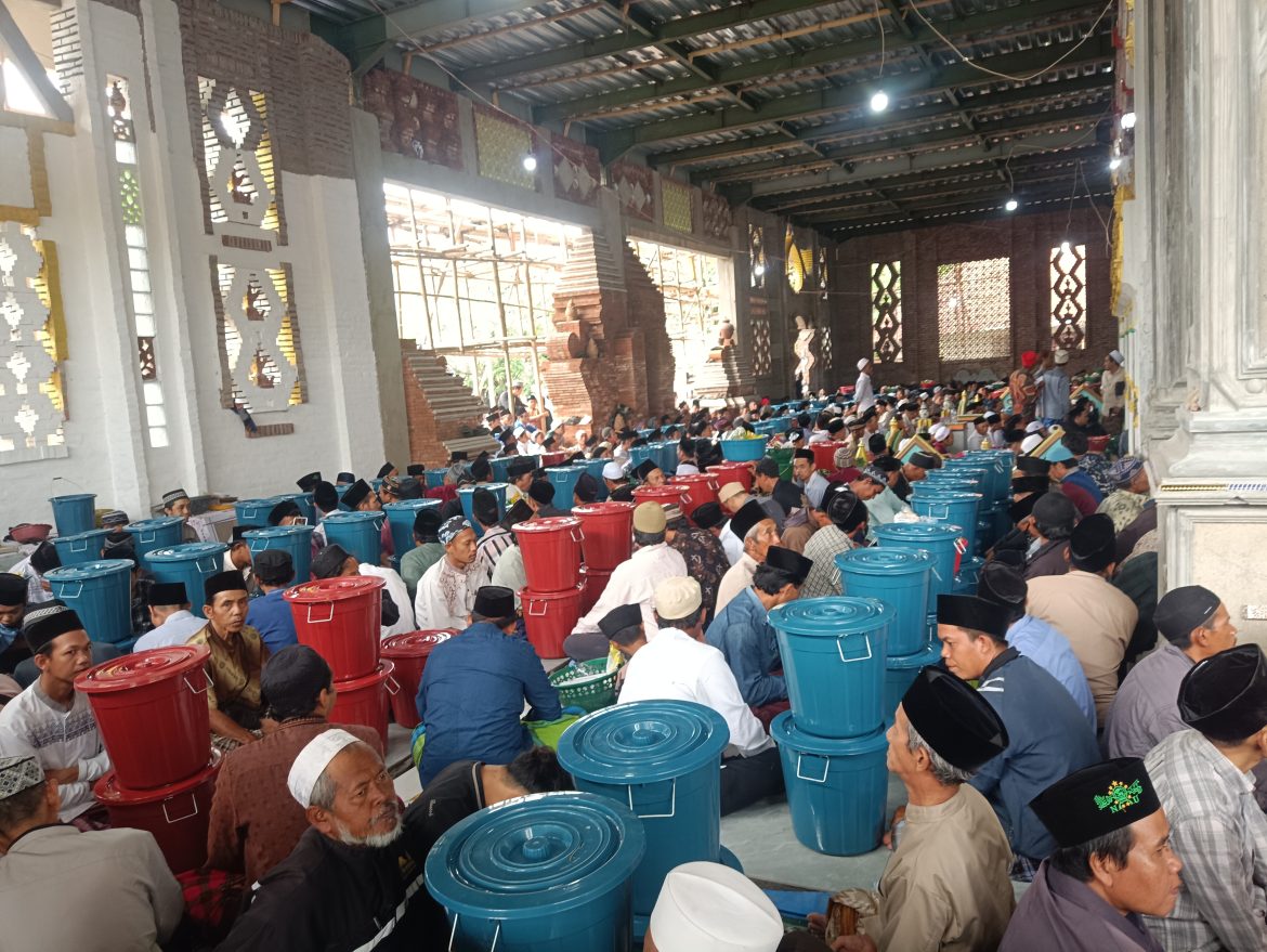 Tradisi Muludan Pesantren Kebon Syarif Cibogo Jadi Magnet Ribuan Jamaah, Ember Berkat Jadi Simbol Kebersamaan