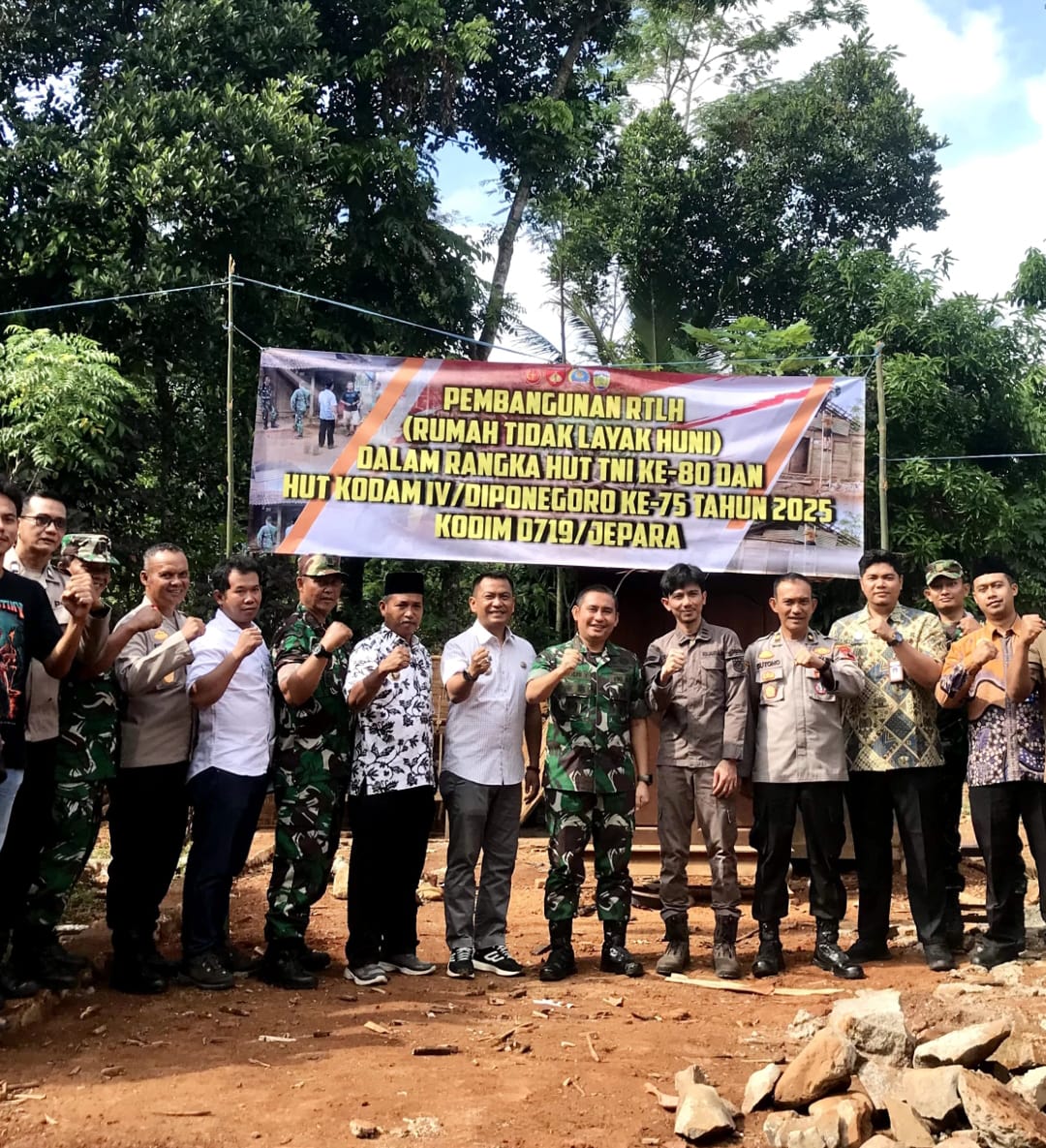 Dandim 0719/Jepara Letkol Arm Khoirul Cahyadi Letakkan Batu Pertama Renovasi RTLH di Kaligarang