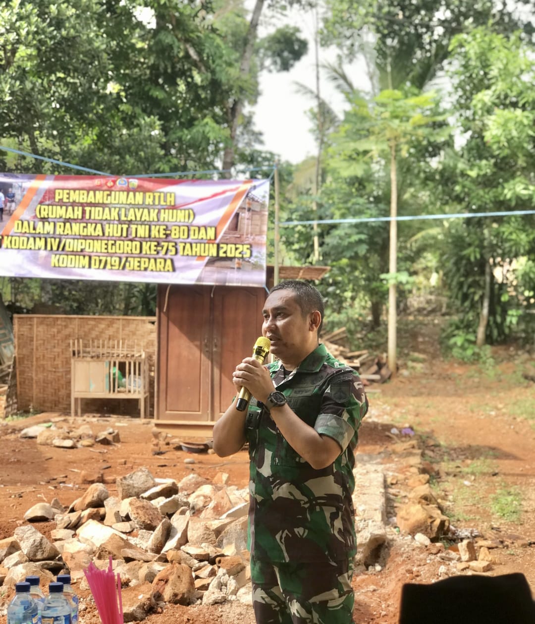 Danramil Keling Dampingi Dandim Jepara Letakkan Batu Pertama RTLH di Kecamatan Keling
