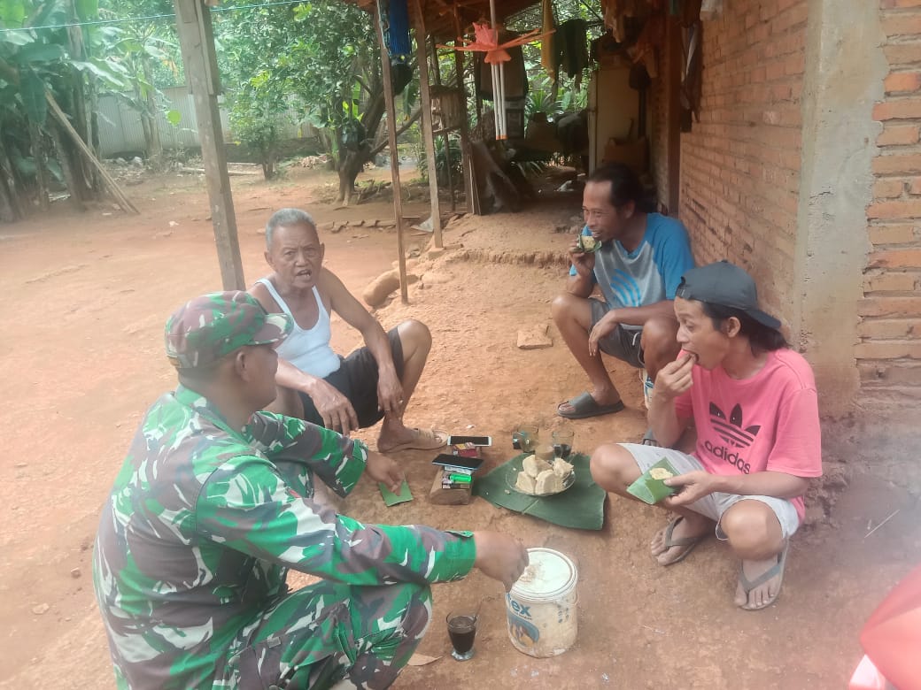 Babinsa Desa Pekalongan Laksanakan Komsos, Edukasi Warga Soal Situasi Terkini di Jepara