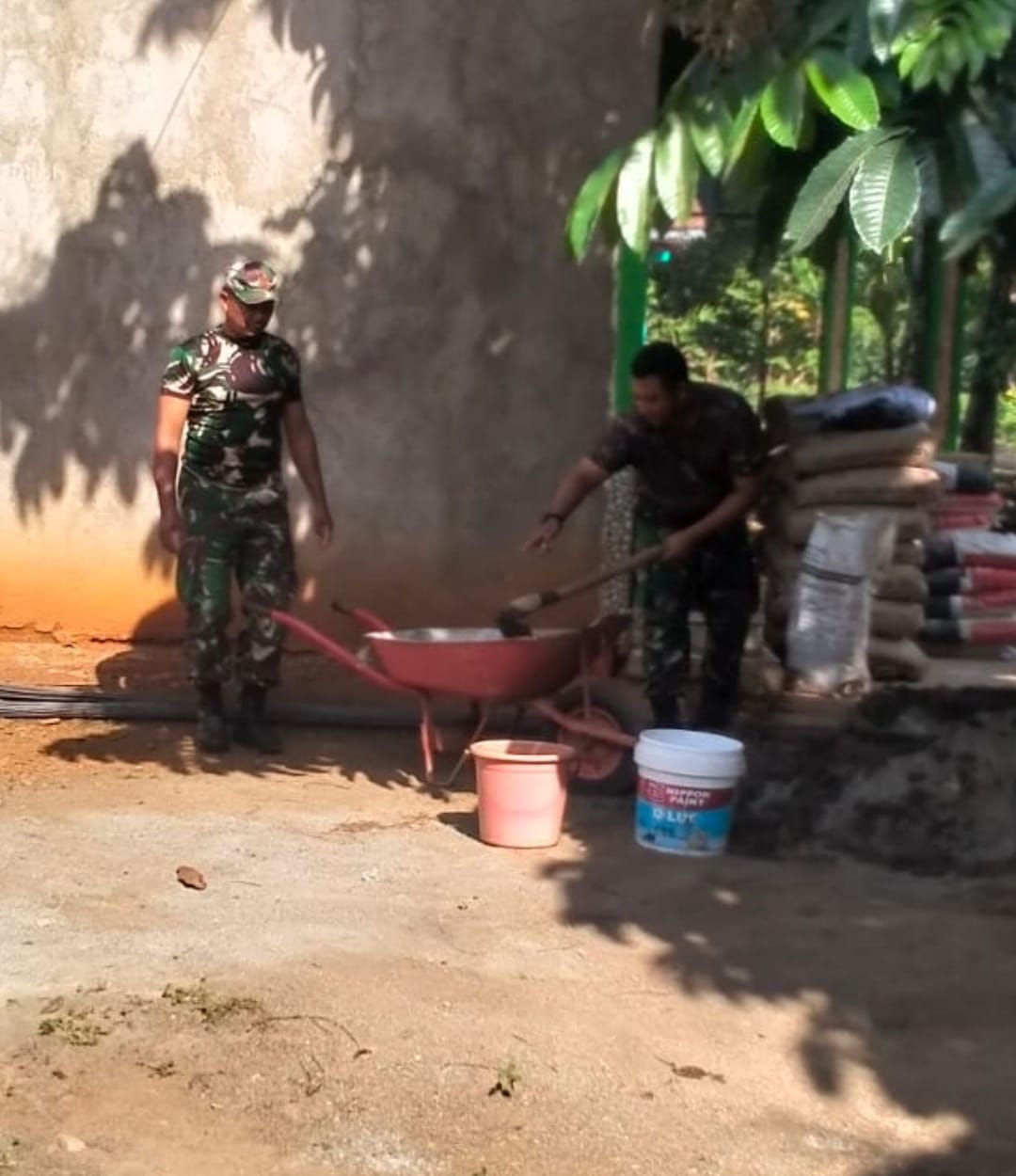 Koramil 08/Keling Bantu Pembangunan RTLH di Kaligarang dalam Rangka HUT TNI ke-80 dan HUT Kodam IV/Diponegoro ke-75