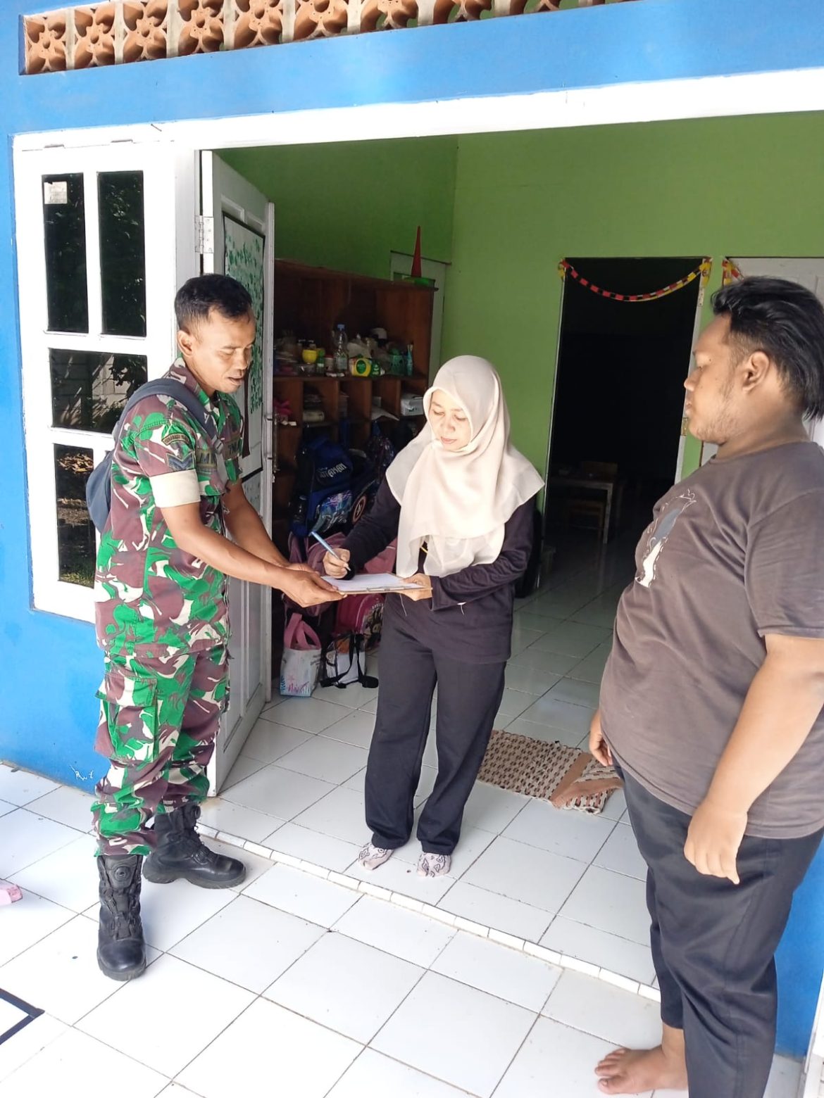 Anggota Koramil 01/Jepara Laksanakan Pendampingan Penyaluran Makan Bergizi Gratis untuk Anak Sekolah