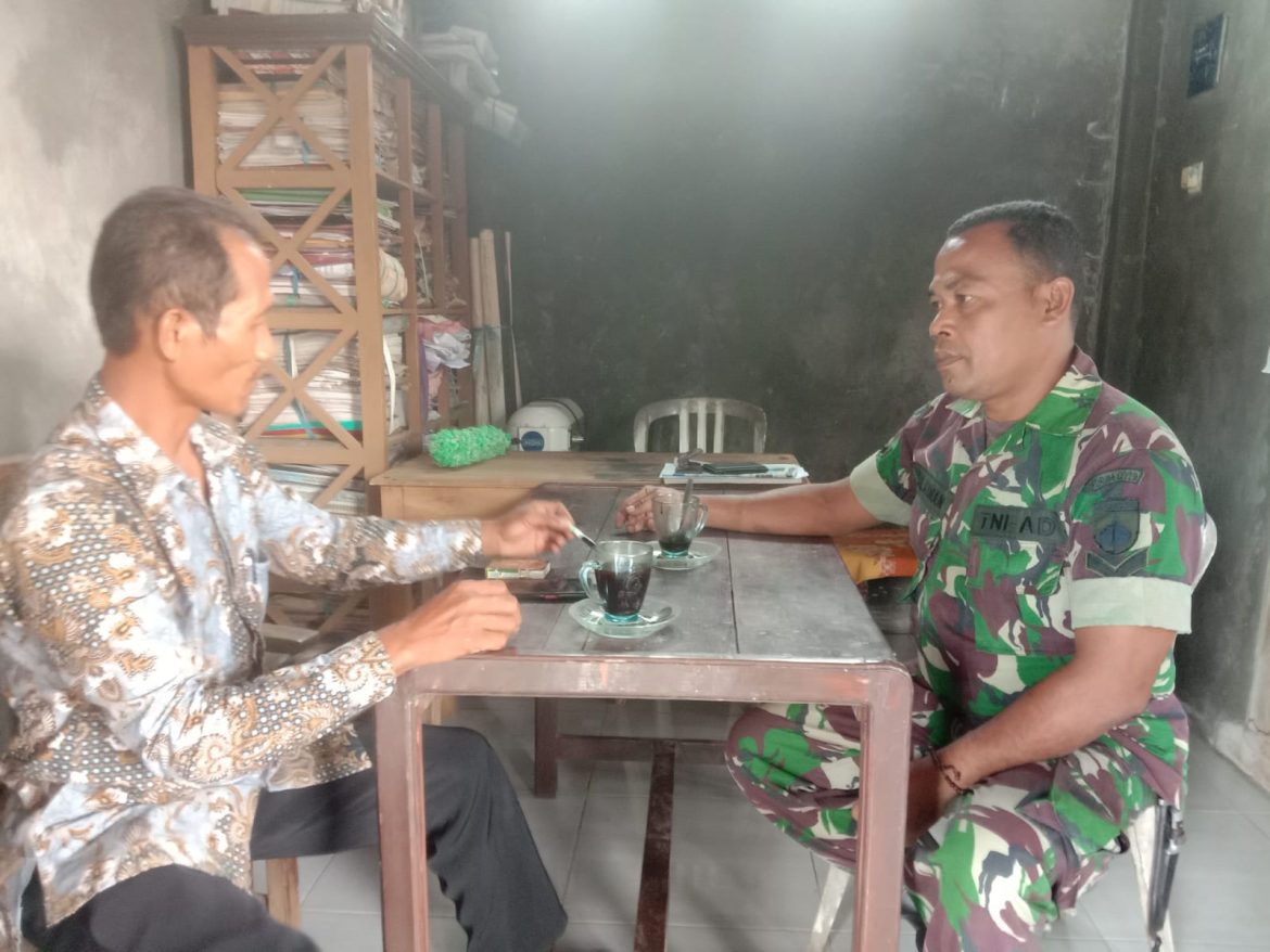 Babinsa Desa Bugo Koramil 06/Welahan Laksanakan Komsos dengan Perangkat Desa di Balai Desa Bugo