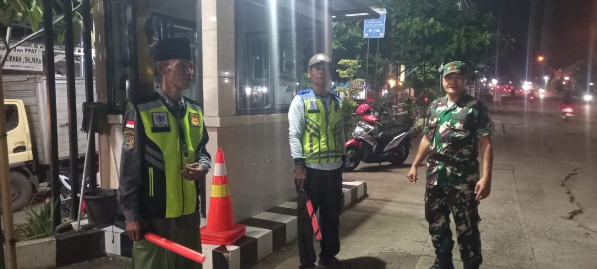 Kodim 0719/Jepara Gelar Bakti Teritorial Prima: Bantu Warga Menyeberang Saat Padat Lalu Lintas