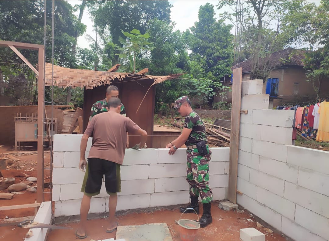 Danramil 08/Keling Tinjau dan Bantu Pembangunan RTLH dalam Rangka HUT ke-80 TNI dan HUT ke-75 Kodam IV/Diponegoro