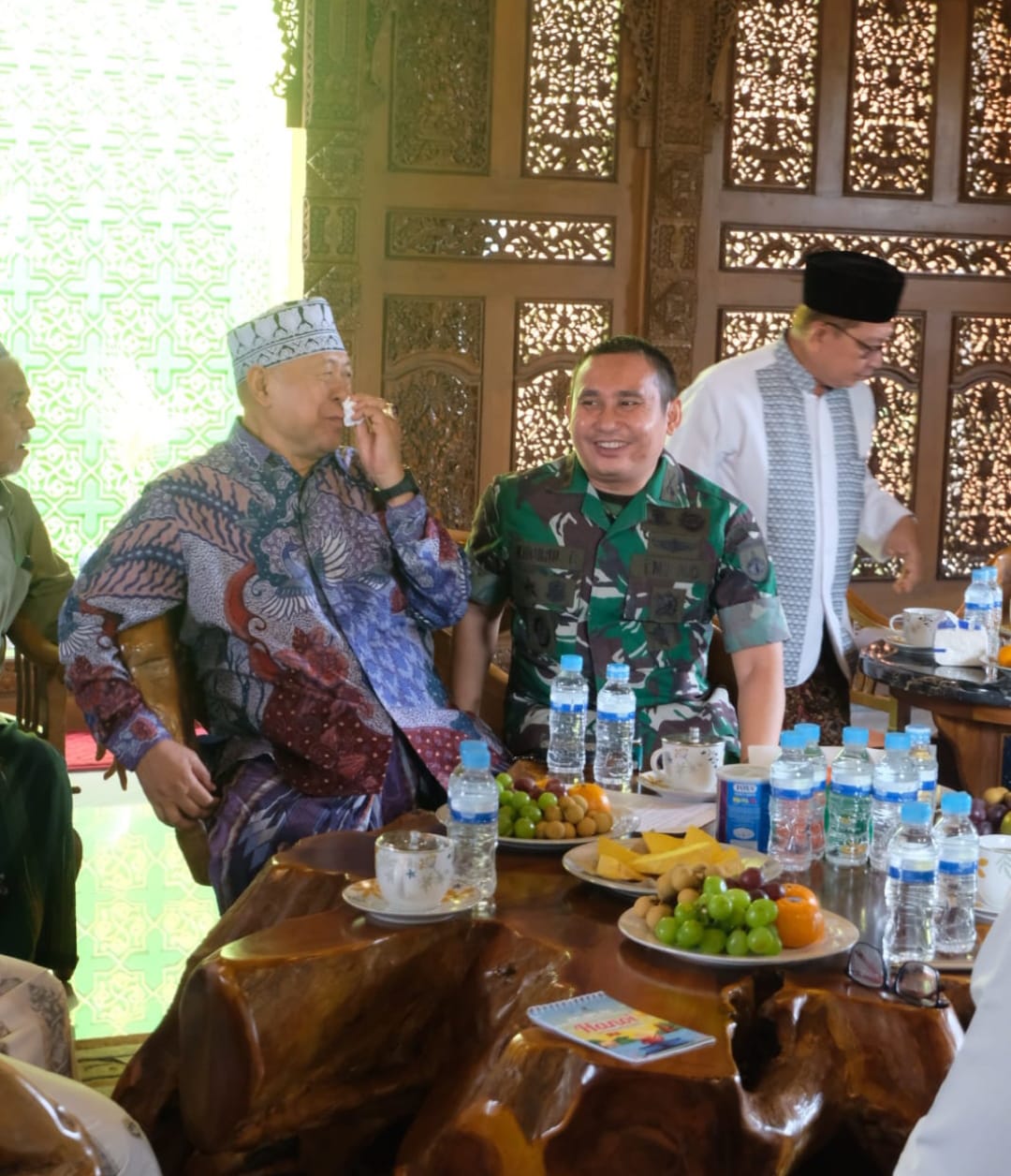 Usai Beri Kuliah Umum di Politeknik Balekambang, Dandim 0719/Jepara Bersilaturahmi dengan Pengasuh Ponpes Balekambang KH. M. Ma’mun Abdullah, ZA