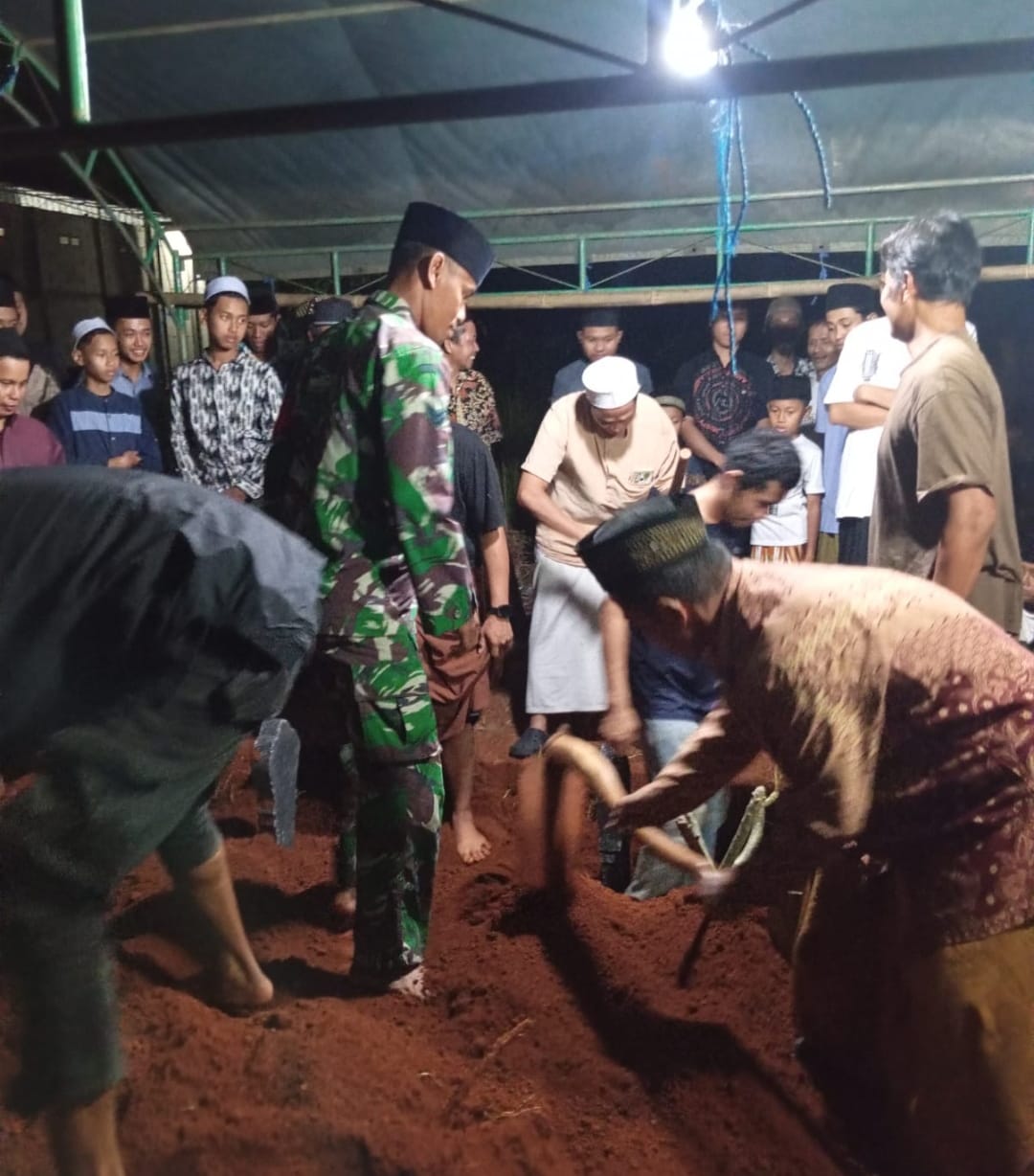 Babinsa Kedungcino Hadiri Takziah dan Pemakaman Warga Binaan di RT 10/04