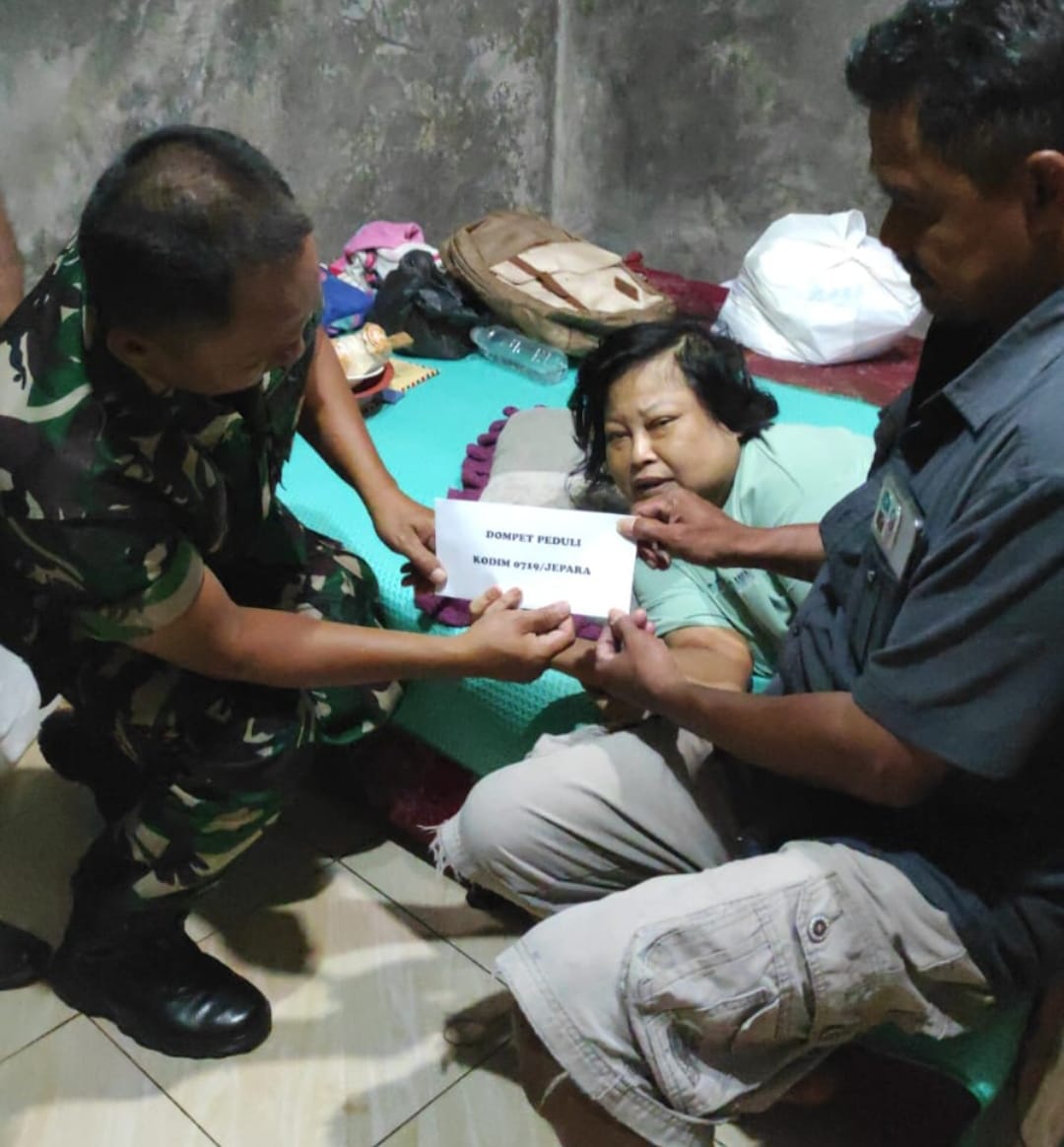 Aksi ke-76 Dompet Peduli Kodim 0719/Jepara: Bantu Nenek Istianah yang Hidup Sebatang Kara di Desa Singorojo