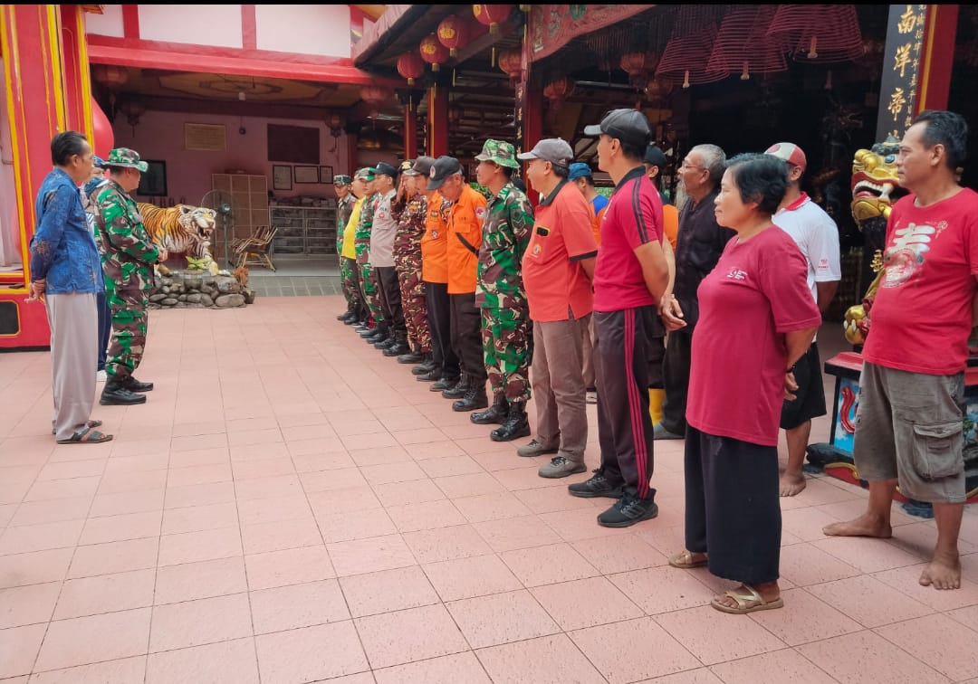 Hari ke-18 Rangkaian HUT TNI ke-80 dan Kodam IV/Diponegoro ke-75, Koramil 06/Welahan Gelar Resik-Resik Klenteng di Welahan