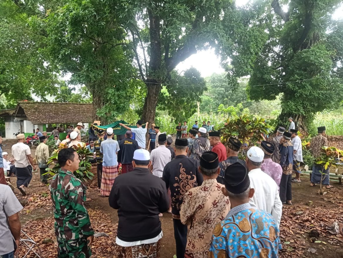 Babinsa Muryolobo Hadiri Takziah Warga Binaan, Wujud Pembinaan dan Kepedulian TNI di Wilayah