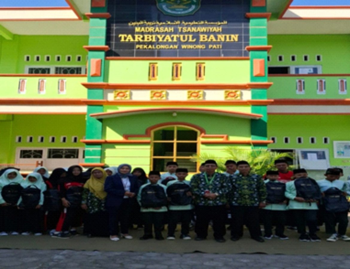 Berbagi Kebahagiaan: Puluhan Murid MTs Tarbiyatul Banin Winong Pati Terima Bantuan dari YBM BRILiaN