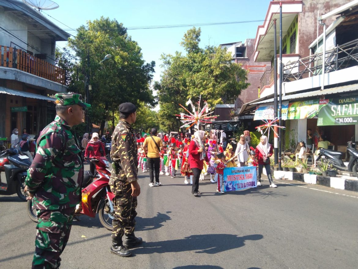 Babinsa Kelurahan Pengkol Amankan Pawai Sunat Massal Peringatan Maulid Nabi dan Harlah Yayasan Al Islam ke-96