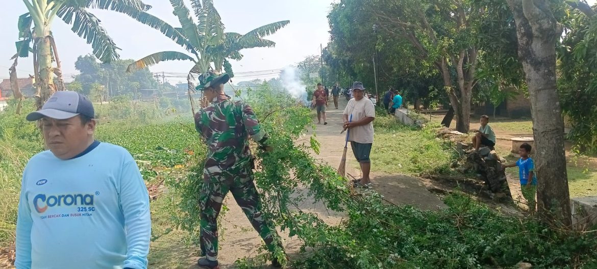 Sertu Hadi Wibawa Bersama Warga Laksanakan Karya Bakti Pembersihan Tanggul Sungai di Desa Gerdu