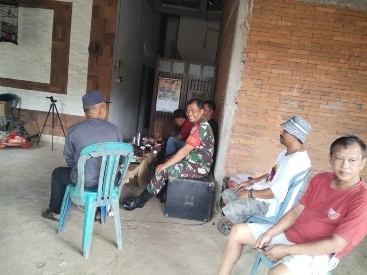 Sertu Riyanto Laksanakan Pemantauan Wilayah dan Komsos Bersama Tokoh Masyarakat dalam Rangka Bakti Teritorial Prima