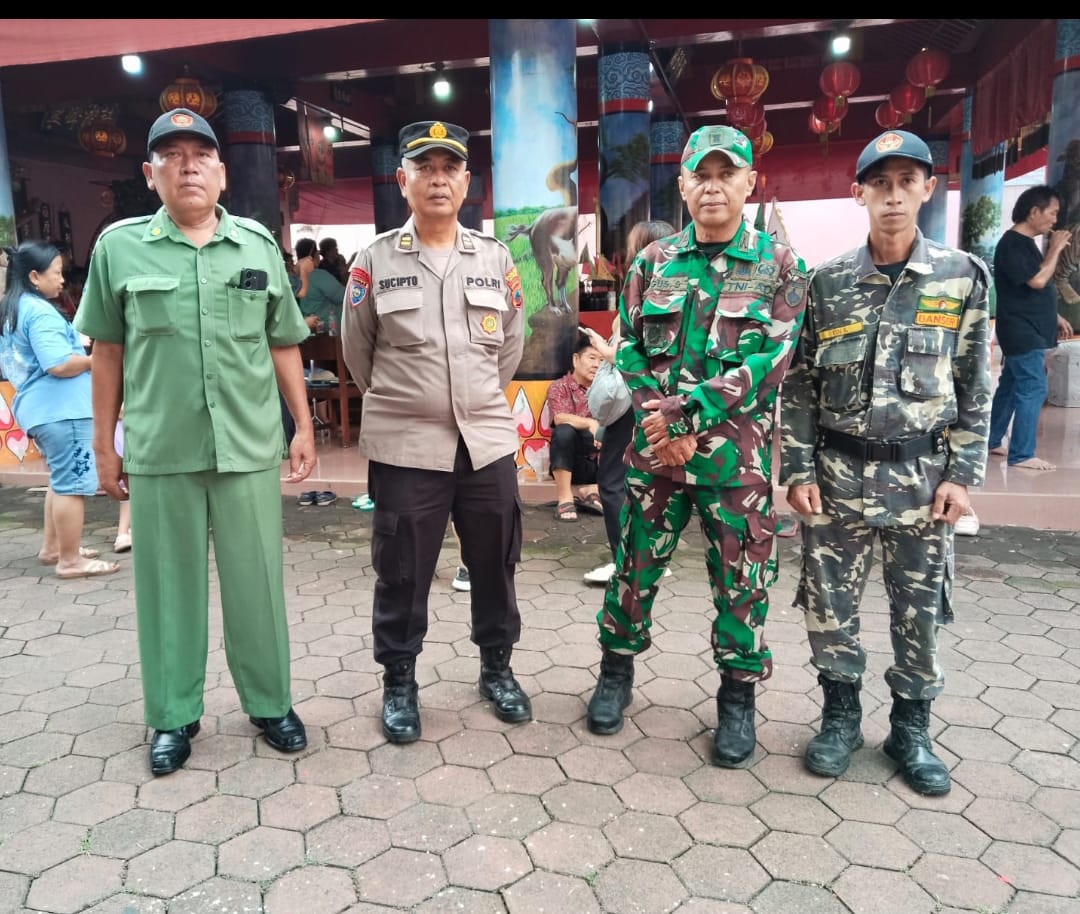 Danramil 06/Welahan Bersama Aparat Gabungan Amankan Tradisi “Sembahyang Rebutan” dan Pembagian Sembako di Klenteng Hok Tik Bio dan Hian Thian Siang Tee, Desa Welahan