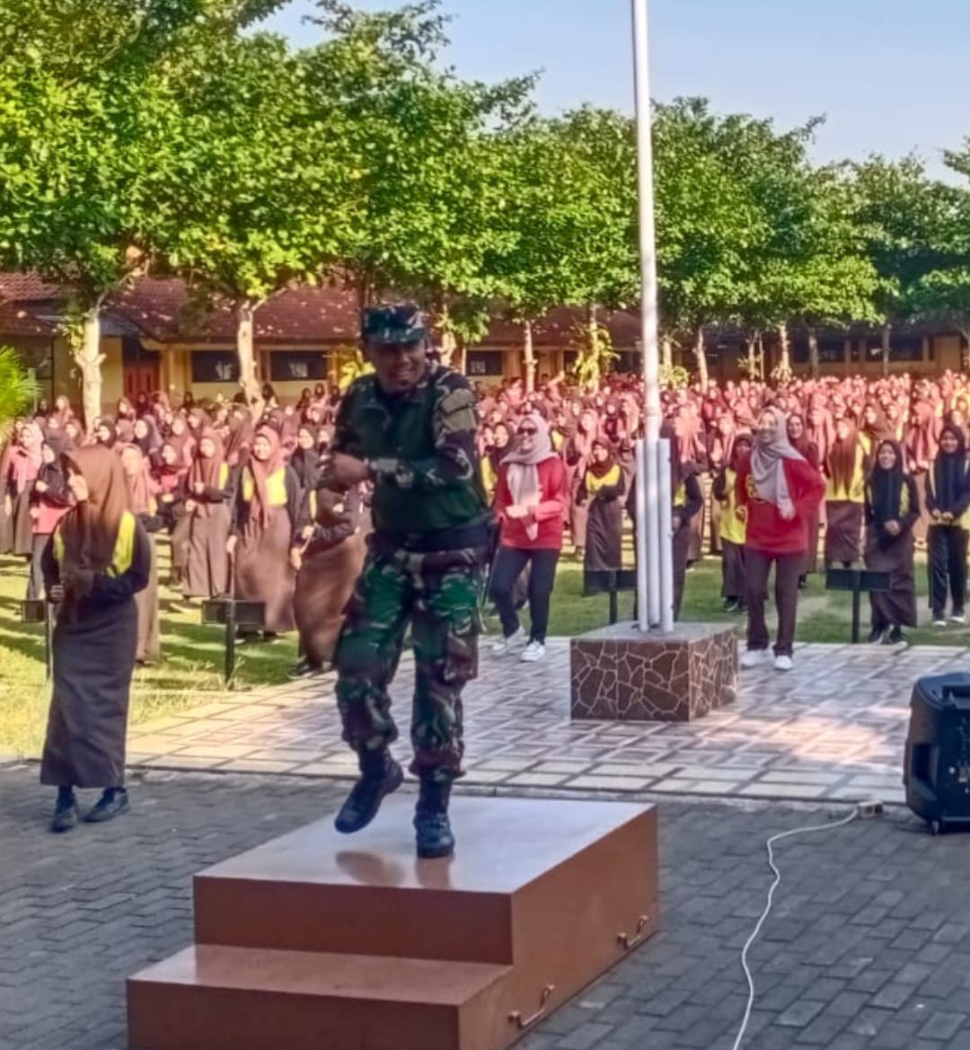 Serka Helmi Jadi Instruktur Senam di SMAN 1 Nalumsari, Wujud Pendekatan Humanis TNI di Tengah Masyarakat