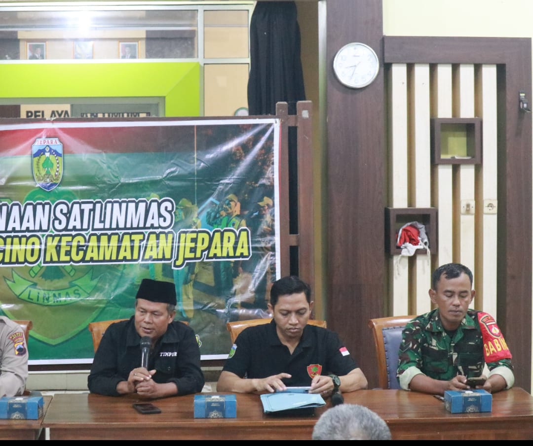 Babinsa dan Bhabinkamtibmas Desa Kedungcino Laksanakan Pembinaan Anggota SATLINMAS di Balai Desa