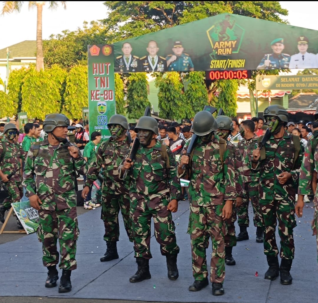 Armyrun Jepara Jadi Sorotan, Prajurit Berpakaian Tempur Ikut Berlari Bersama Warga