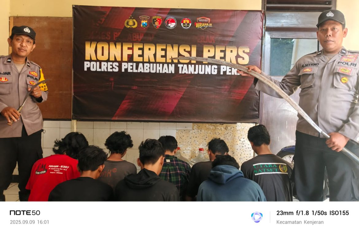 Polres Tanjung Perak Amankan Remaja Kelompok Gangster SSTB dan All Star yang Terlibat Bentrokan di Kalilom Lor Surabaya.