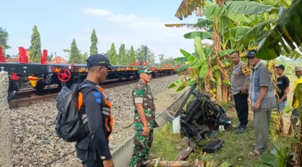 Sopir Trcuk Lalai Berakibat Tertempernya Kereta Api ( KA) Aksa Cargo