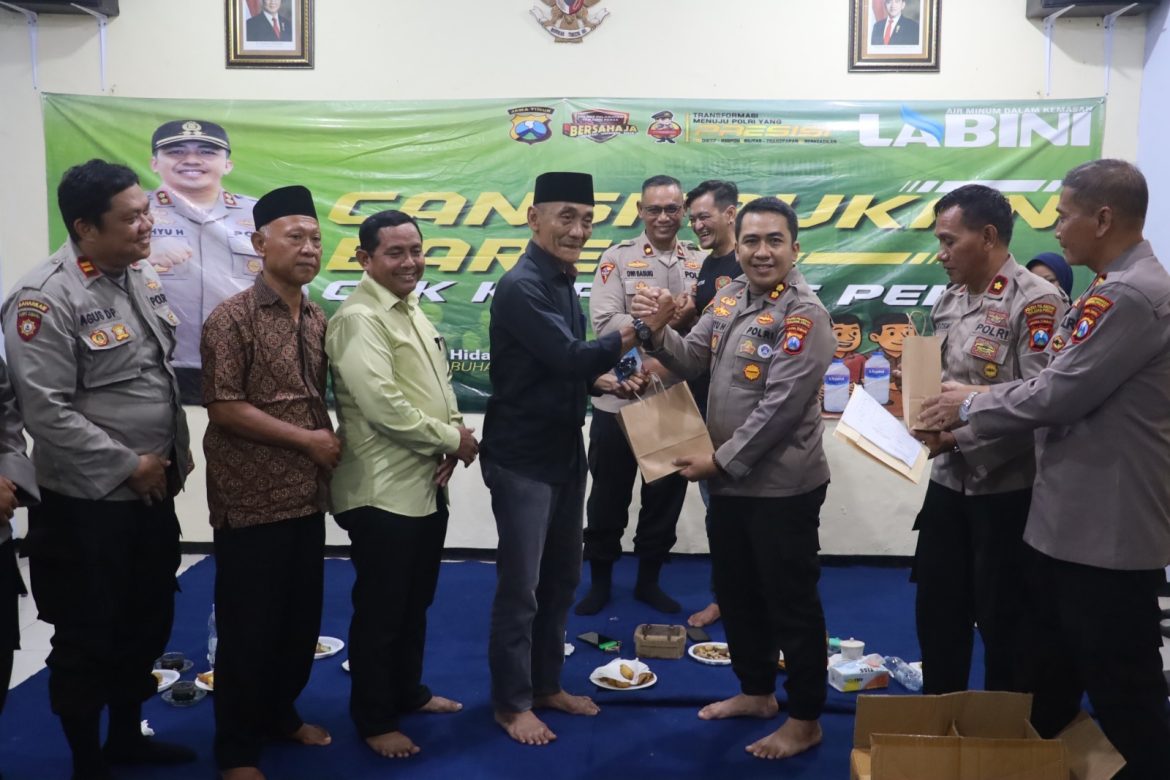 Cegah Curanmor, Kapolres Pelabuhan Tanjung Perak Bagikan Kunci Ganda ke Warga Morokrembangan.