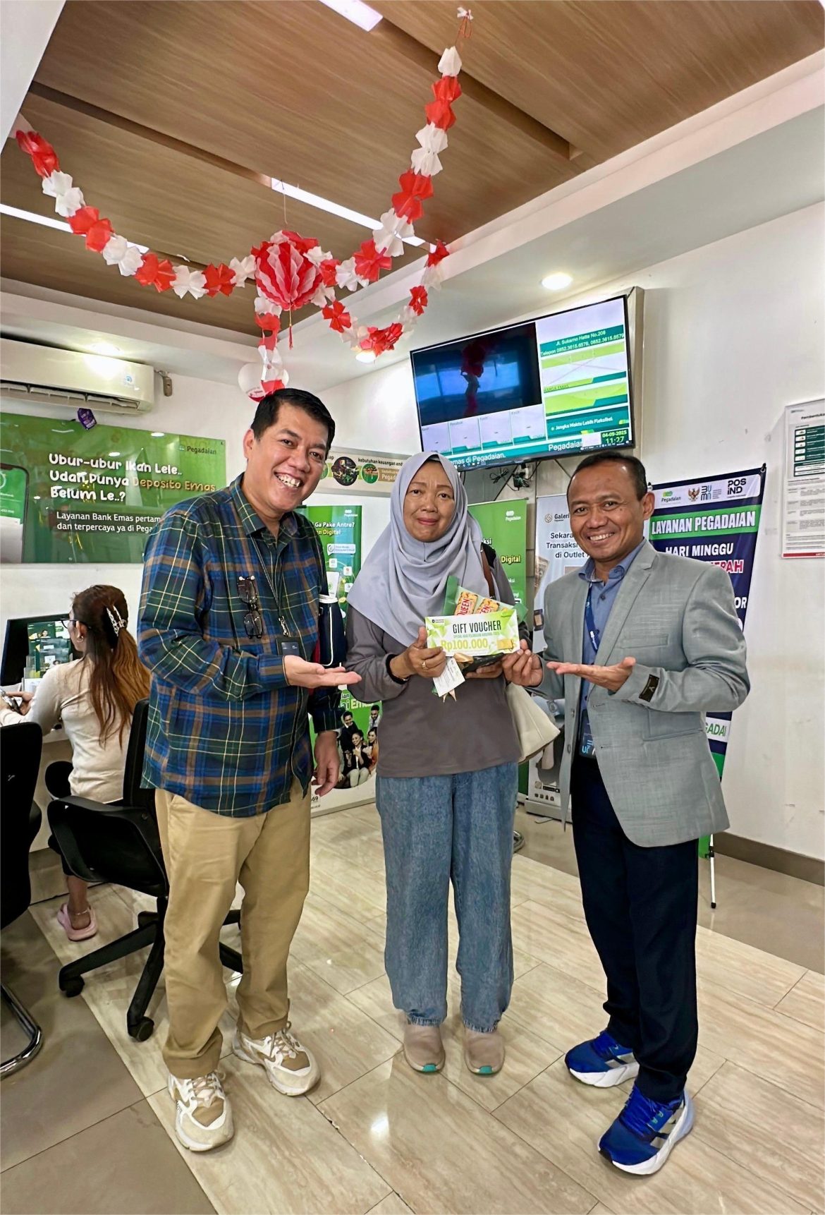 Spesial Bagi-bagi Emas, Pegadaian Kanwil X Sapa Pelanggan di Empat Kantor Cabang Jawa Barat