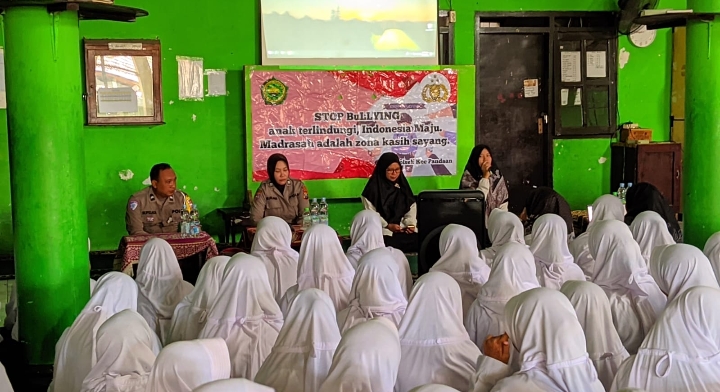 Cooling system Polsek Pandaan Masuk Pesantren, Edukasi Santri Soal Tertib Jalan dan Bahaya Perundungan