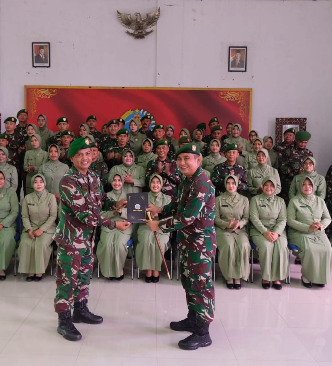 Dandim Letkol Arm Khoirul Cahyadi. S.E., Serahkan Hadiah SPHP, Koramil Tahunan Juara Pertama Antar Koramil