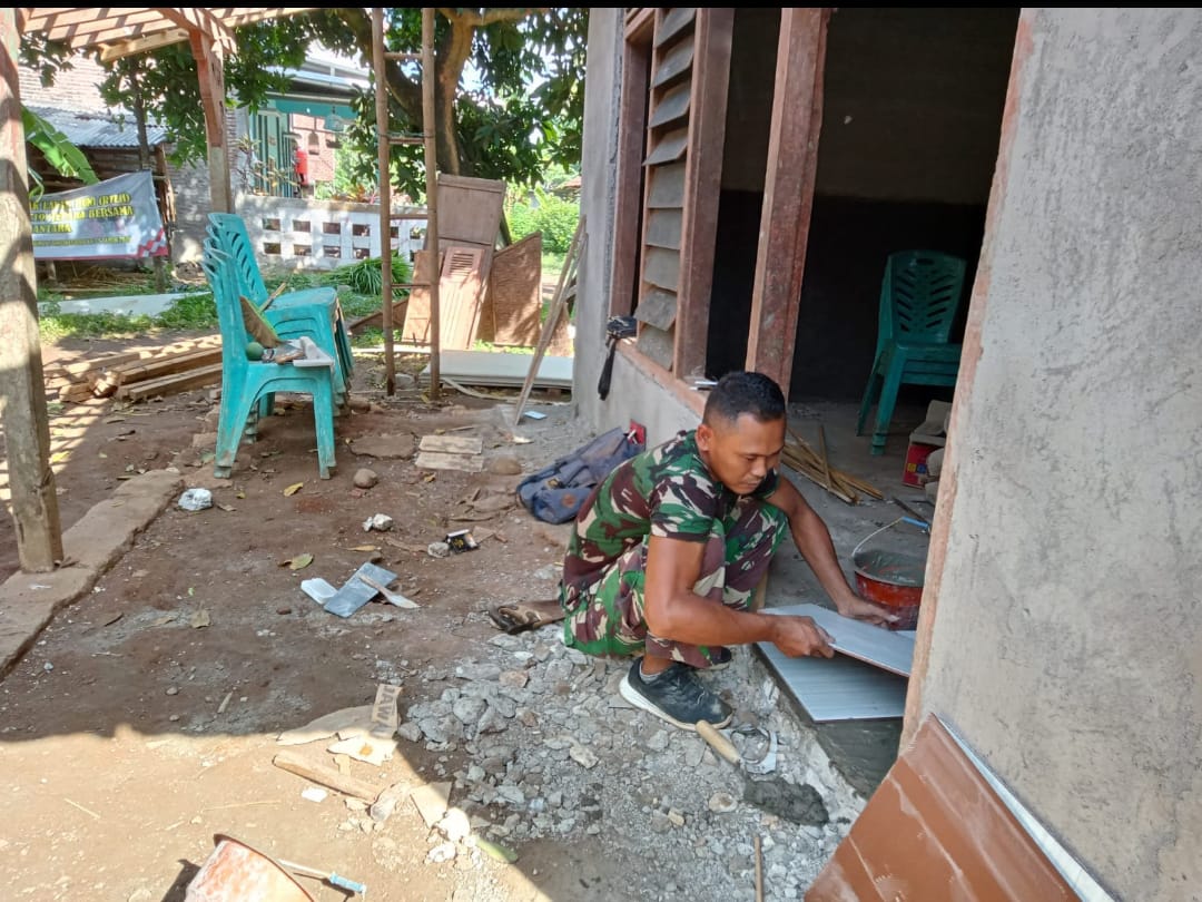 Hari ke-7 Karya Bakti Renovasi RTLH, Anggota Koramil 07/Bangsri Bersama Squad Nusantara Tancap Gas di Rumah Ibu Sartipah