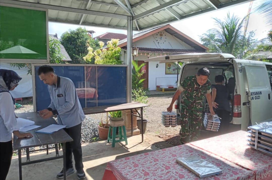 Babinsa Bandengan Dampingi Distribusi Makanan Bergizi Gratis untuk 985 Anak Sekolah