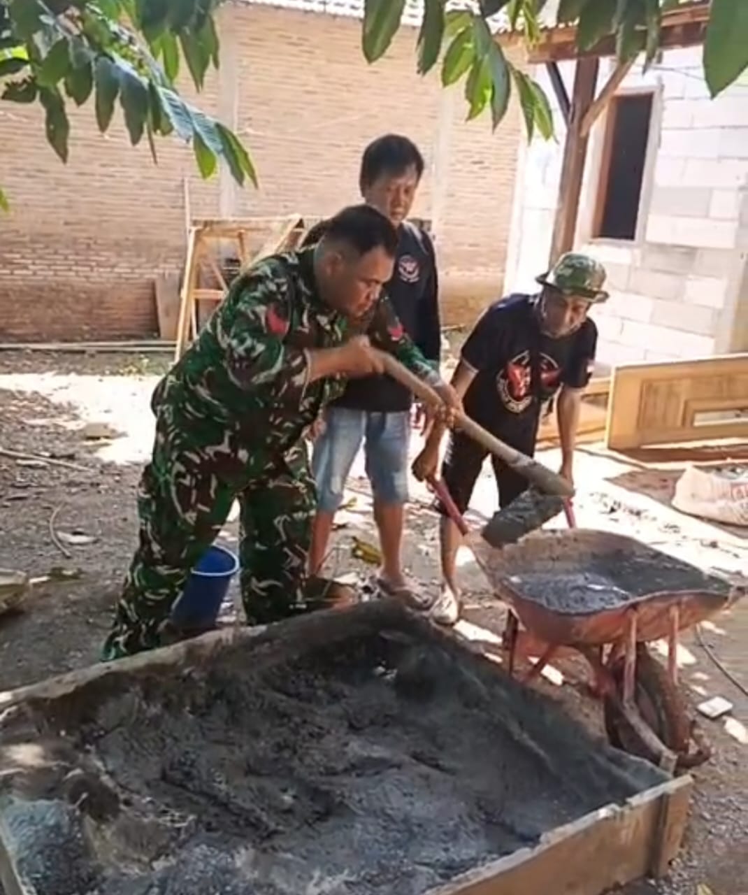 Anggota Koramil 08/Keling Tinjau Pembangunan RTLH di Desa Kaligarang Dalam Rangka HUT TNI ke-80 dan HUT Kodam IV/Diponegoro ke-75 Tahun 2025