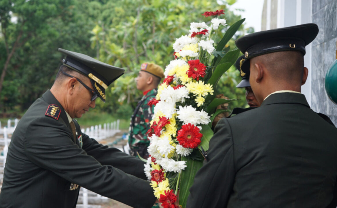 Peringati HUT Ke-80, TNI Korem 063/SGJ Tabur Bunga di TMP Kesenden
