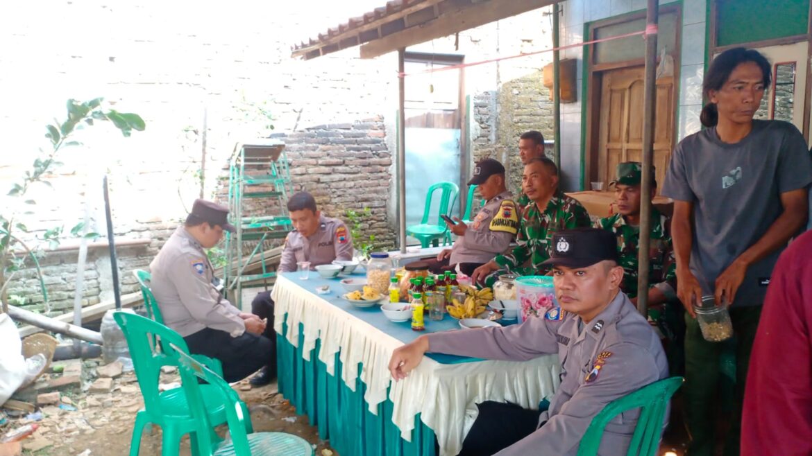 Babinsa Mayong Lor Laksanakan Pemantauan Wilayah dan Pengamanan Hiburan Rakyat