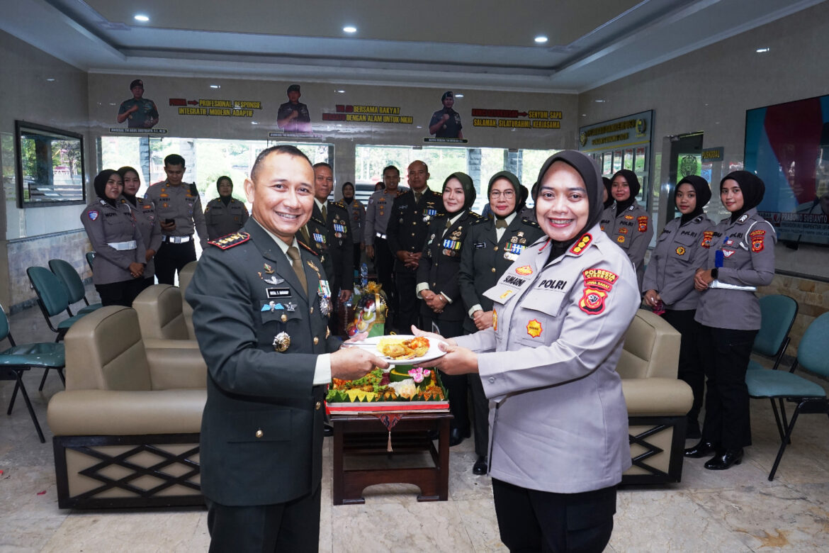Kejutan Spesial Polresta Cirebon Warnai Peringatan HUT ke-80 TNI Makorem 063/SGJ