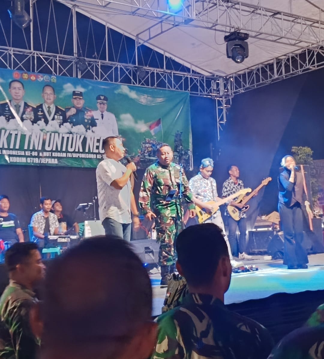 Suara Komando di Atas Panggung: Dandim 0719/Jepara Nyanyi Bareng Prajurit di Penutupan HUT TNI