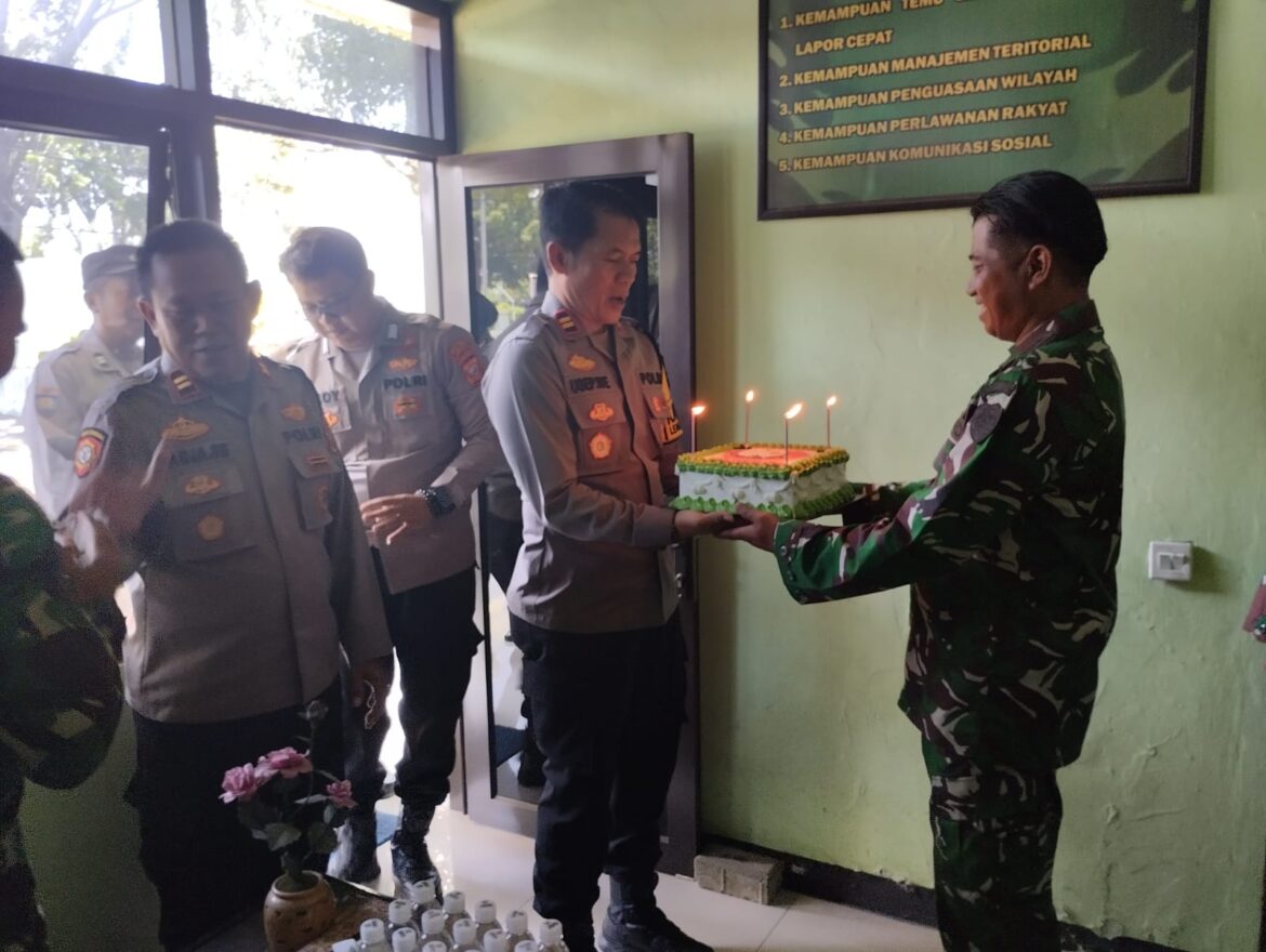 Kejutan Ulang Tahun untuk Danramil Lemahwungkuk dari Kapolsek, Wujudkan Sinergitas TNI-Polri