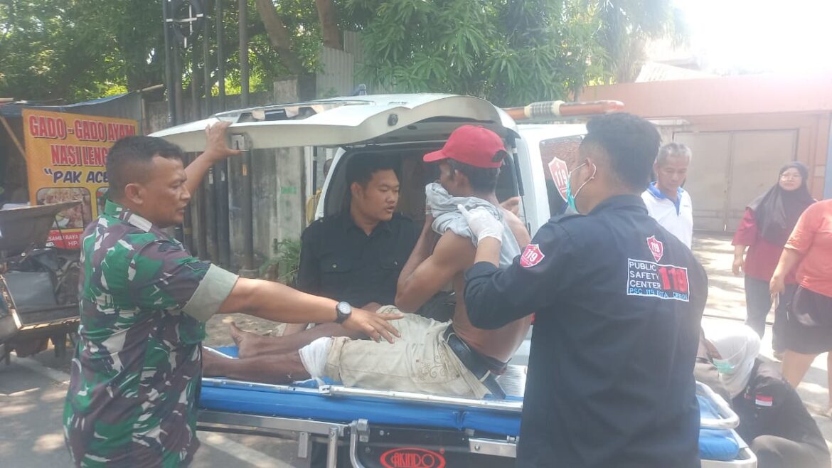 Babinsa Gerak Cepat Bantu Korban Kecelakaan Lalu Lintas di Jalan Kesambi Raya