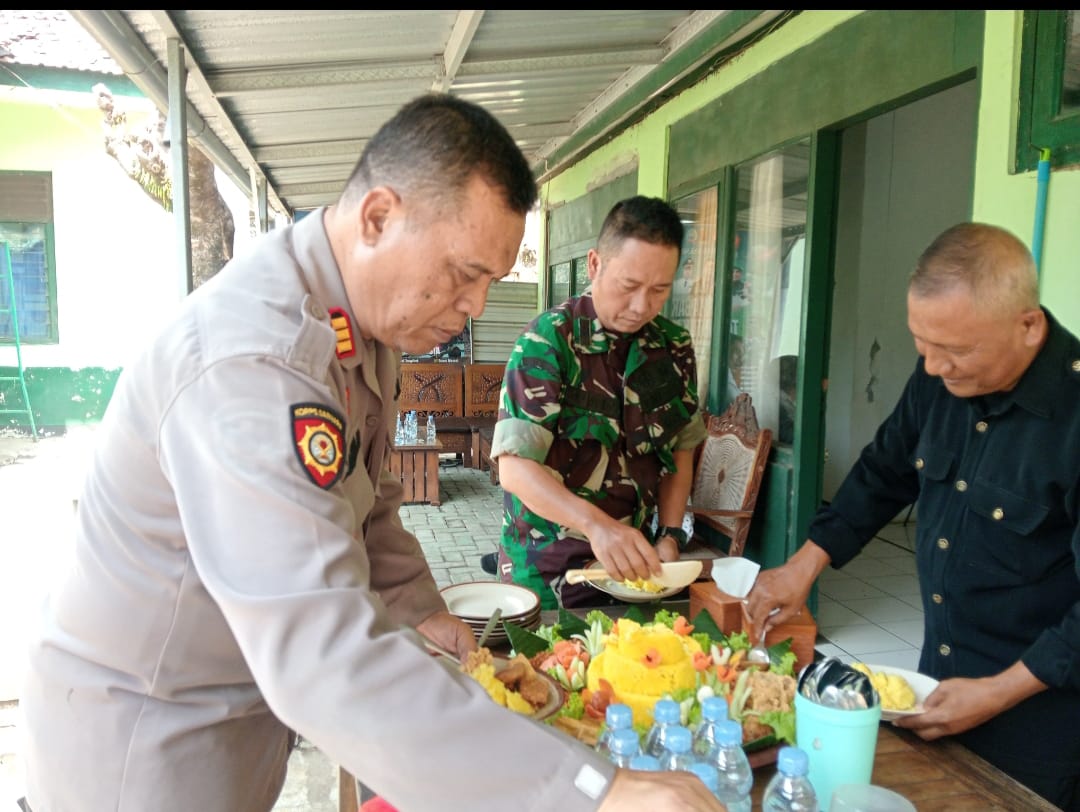 Koramil 03/Batealit Terima Tumpeng Ucapan HUT TNI ke-80 dari Polsek Batealit