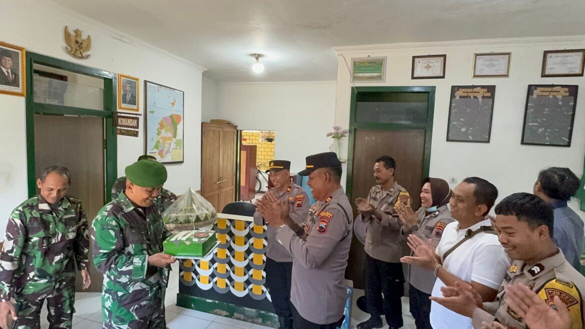 TNI -Polri Kian Kompak: Kapolsek Mlonggo dan Pakisaji Bawa Tumpeng Ucapan HUT TNI ke 80 di Makoramil 09/Mlonggo