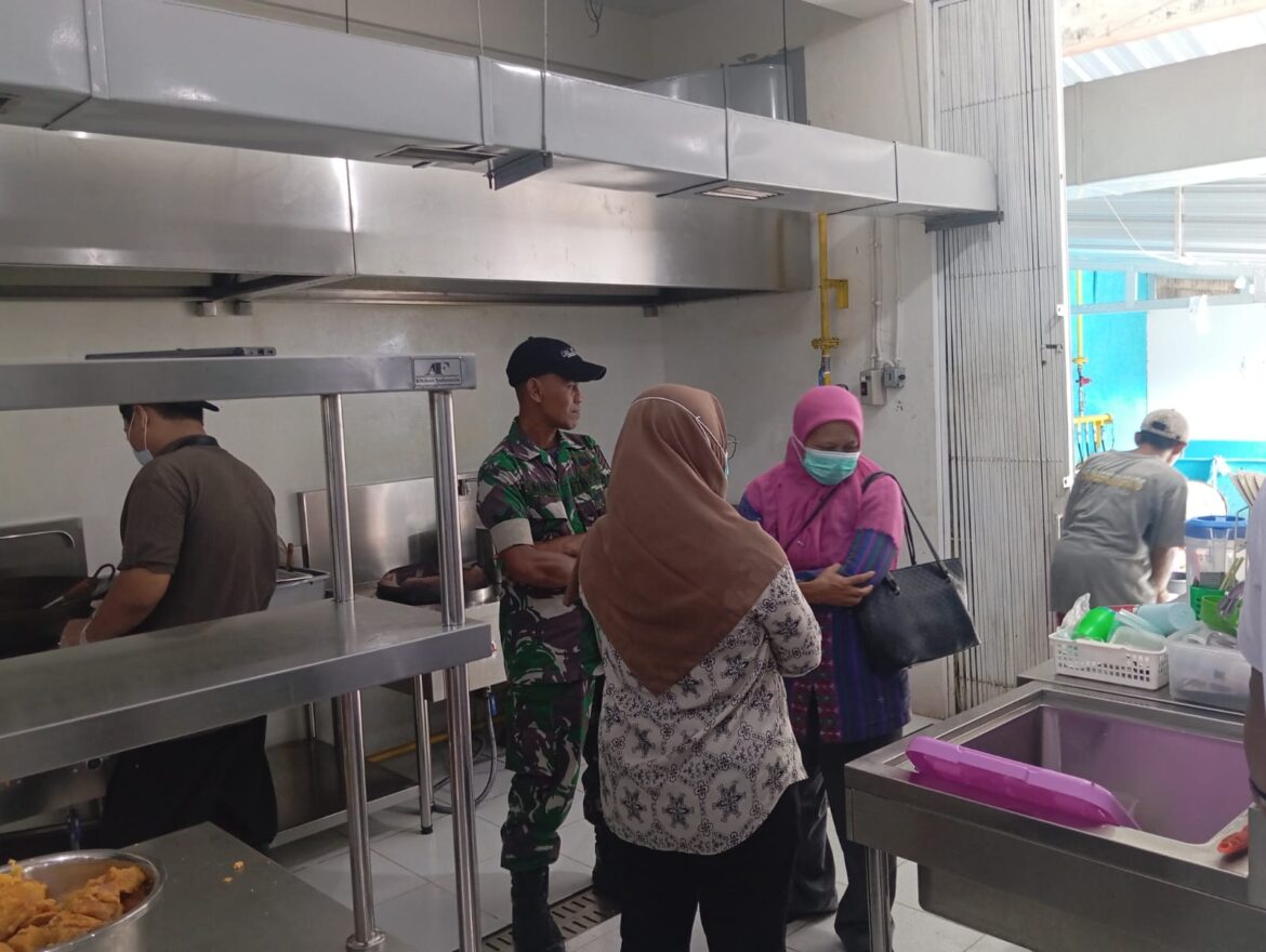 Koramil 01/Jepara Dampingi Dinkes Laksanakan Pengawasan Lingkungan Dapur Unit SPPG 001 Pengkol