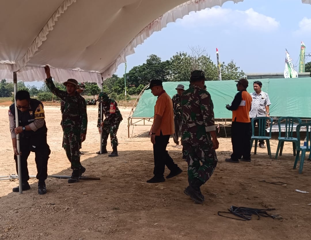 Kekompakan Prajurit Kodim 0719/Jepara Warnai Persiapan Pembukaan TMMD Tahap IV di Desa Lebuawu