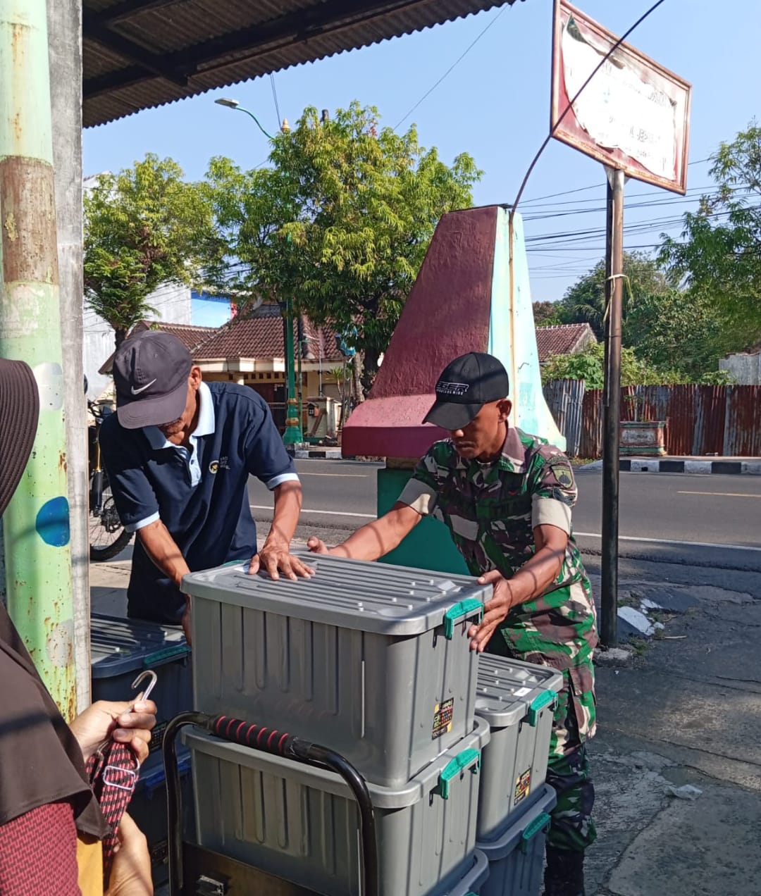 Anggota Koramil 01/Jepara, Sertu Suminto laksanakan Pendampingan Penyaluran MBG di tiga Kelurahan