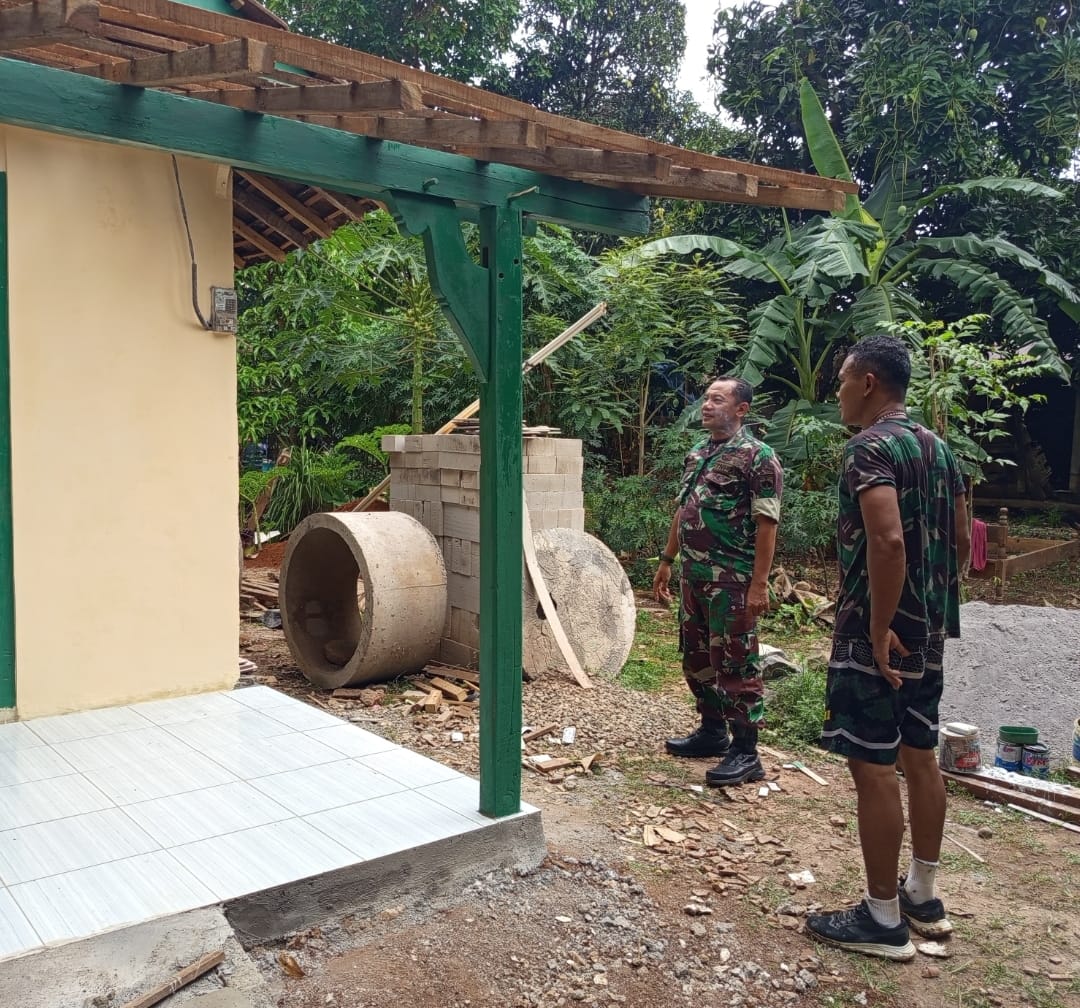 Danramil 07/Bangsri Bersama Anggota Laksanakan Karya Bakti Renovasi Rumah Tidak Layak Huni di Desa Bondo