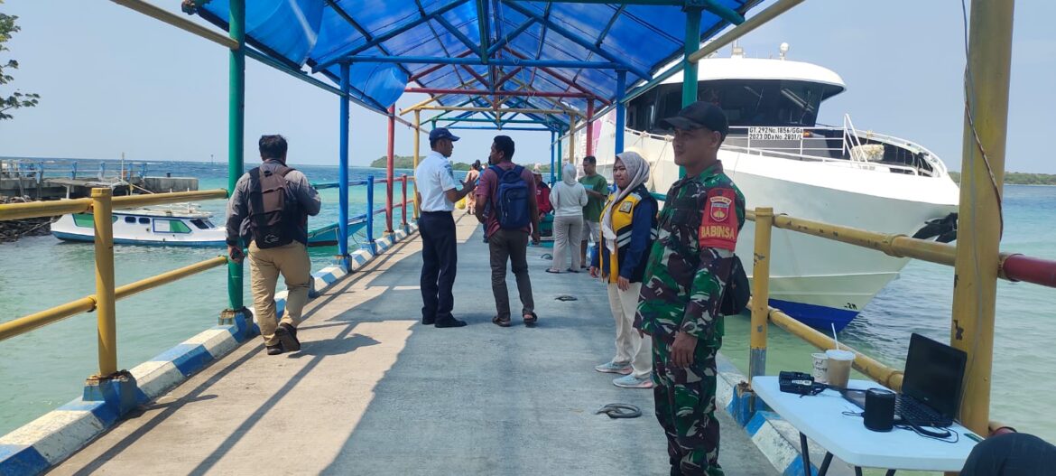 Babinsa Koramil 10/Karimunjawa Bersama Pos AL dan Instansi Terkait Laksanakan Patroli Pengamanan Keberangkatan KMC Express Bahari